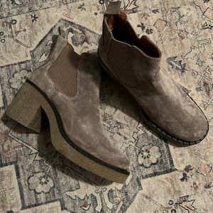 Ladies size 10 taupe coloured suede Bueno boots “Hanna”